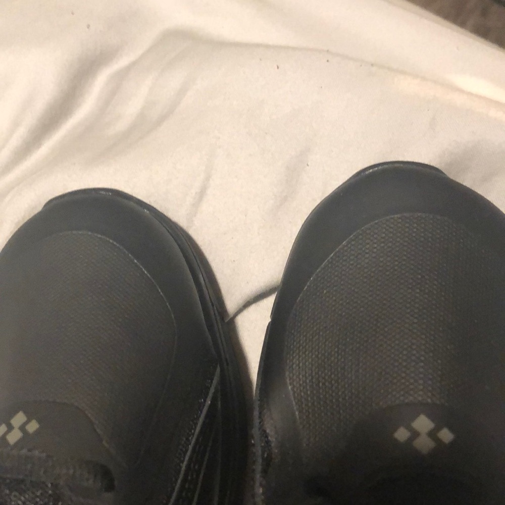 Black tennis shoes - Picture 9 of 10